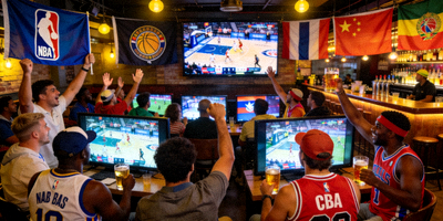 来自世界各地的篮球迷在酒吧观看NBA与CBA比赛直播的现场照片
